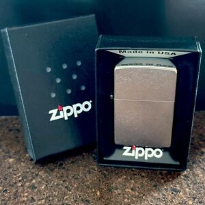 ZIPPO Classic Wind Proof Cigarette Lighter 207 Regular Street Chrome NIB